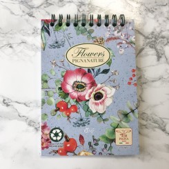 Flowers Pignanature Notesblok, A6, ternet papir, Blomster og blå baggrund