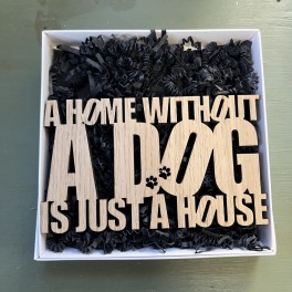 Træ skilt - A home without a dog is just a house
